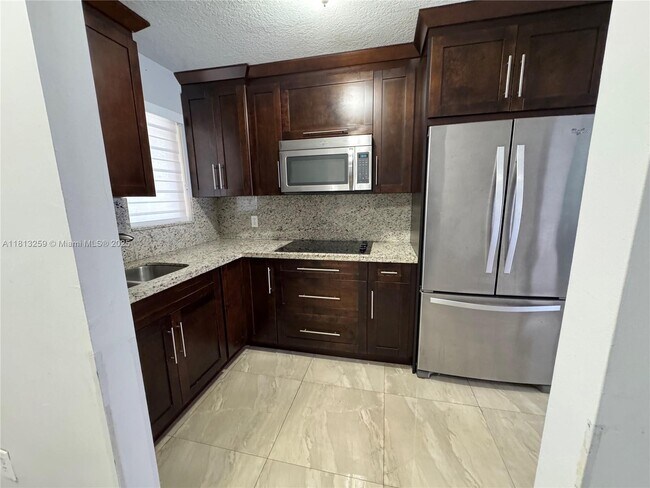 Photo - 2610 W 76th St Unidad 205 Rental