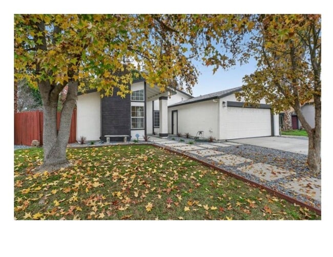 Building Photo - Available NOW! Beautiful updated home, 4+2, 2 car garage