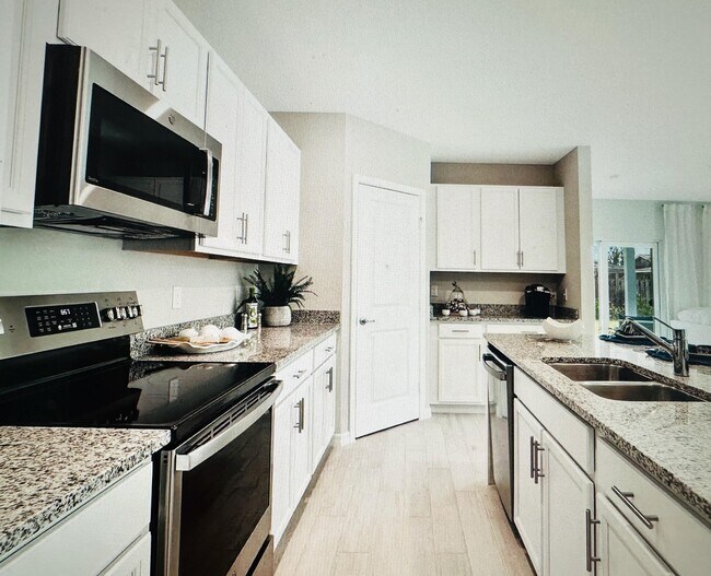 Photo - 467 SW Jeanne Ave