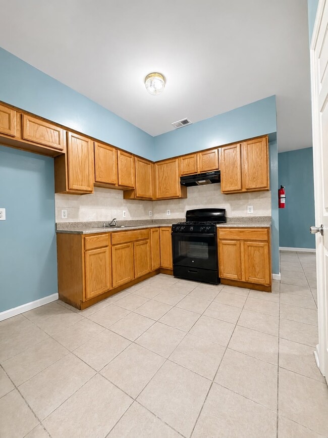 Building Photo - 44 Astor-3 Unit 3