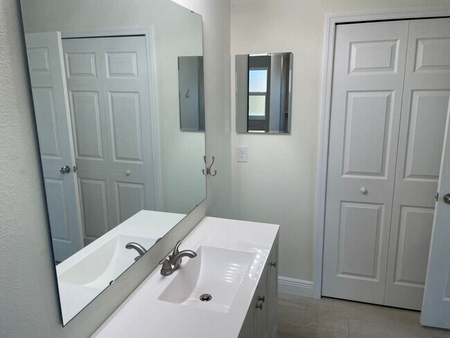 Photo - 3 bedroom 2 bath with patio , 1 car garage -