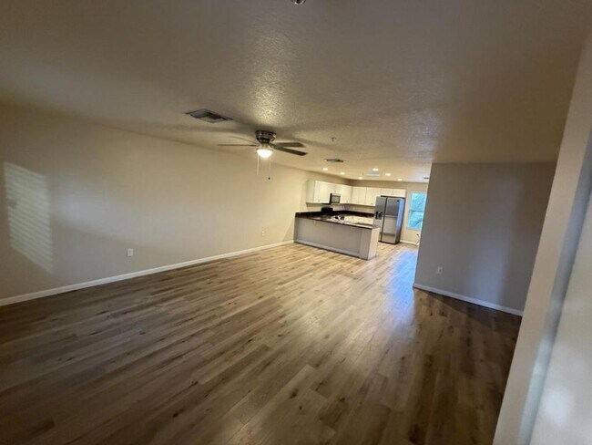 Photo - 10433 Chalmer St