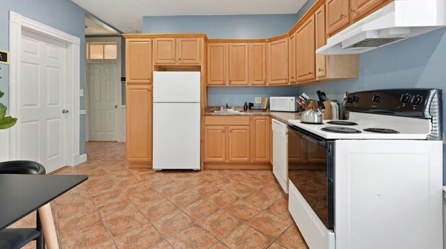 Building Photo - 101 1/2 Calumet St