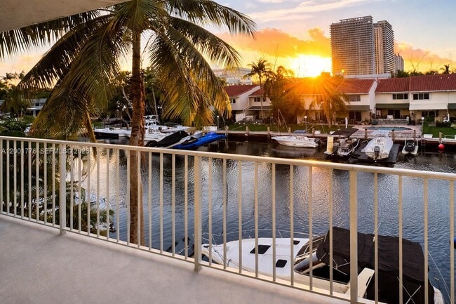 Building Photo - 16565 NE 26th Ave Unit 3C