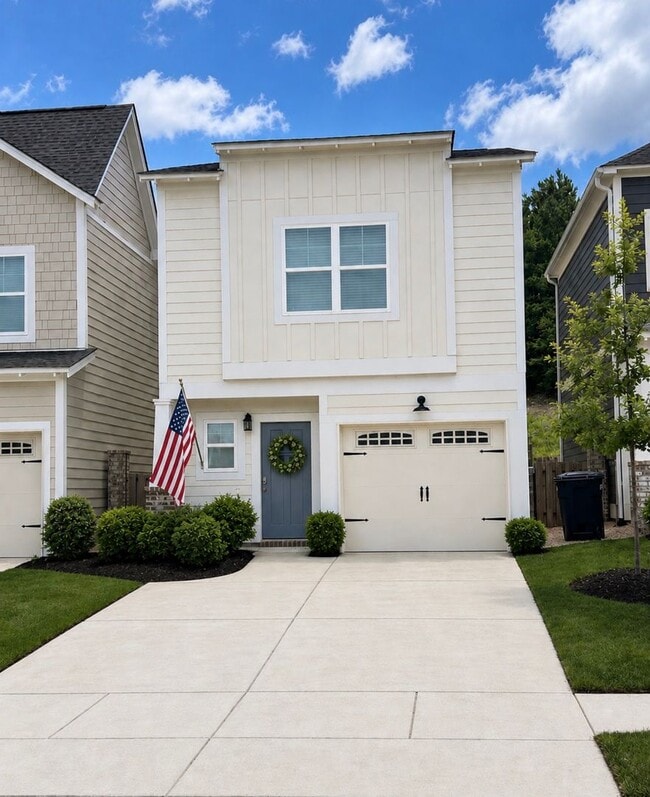 Building Photo - Spacious 3 bedroom home with fenced backyard!