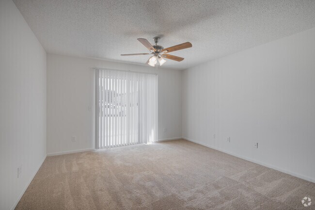 2BR, 2BA - 1,000SF - Living Room