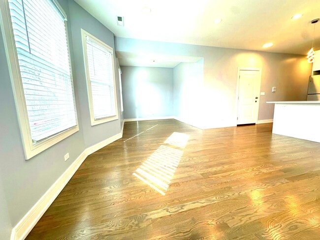 Photo - 5052 W Sunnyside Ave Unit 2