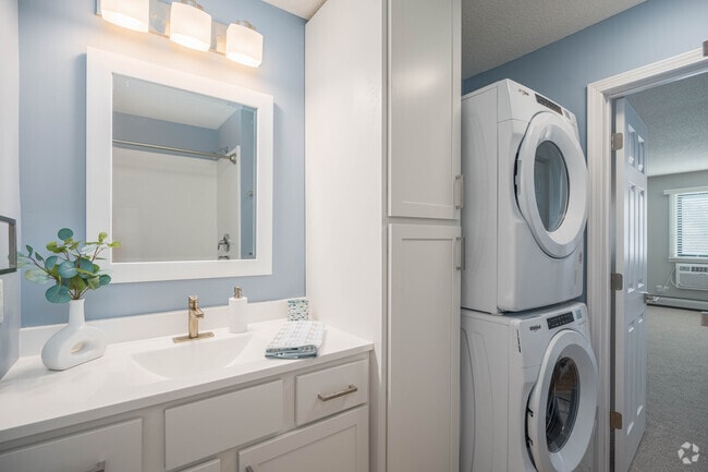 2BR,2BA - 995SF - First Bathroom