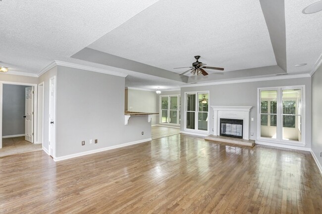 Building Photo - 3/2 With Sun-Room and Large Backyard!