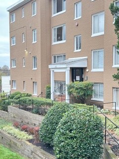 Photo - 725 Barnaby St SE