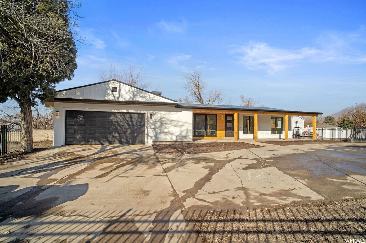 Photo - "Charming 2-Bed Sanctuary in Holladay - Spacious 1189 Sq Ft Gem at 5590 S Edgewood Circle!"