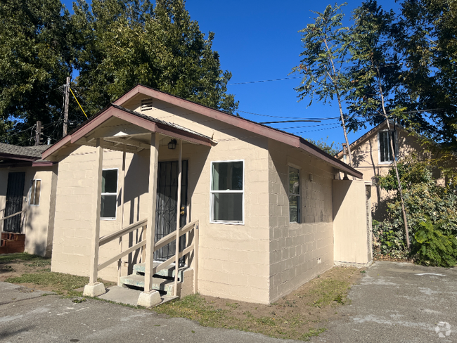 Building Photo - 550 Maple St Rental