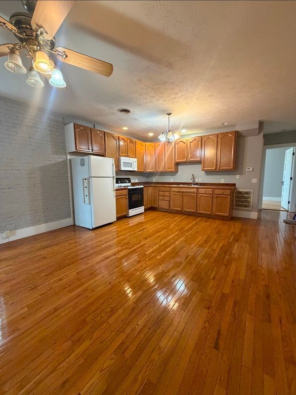Building Photo - 1804 E 3rd St Unit C