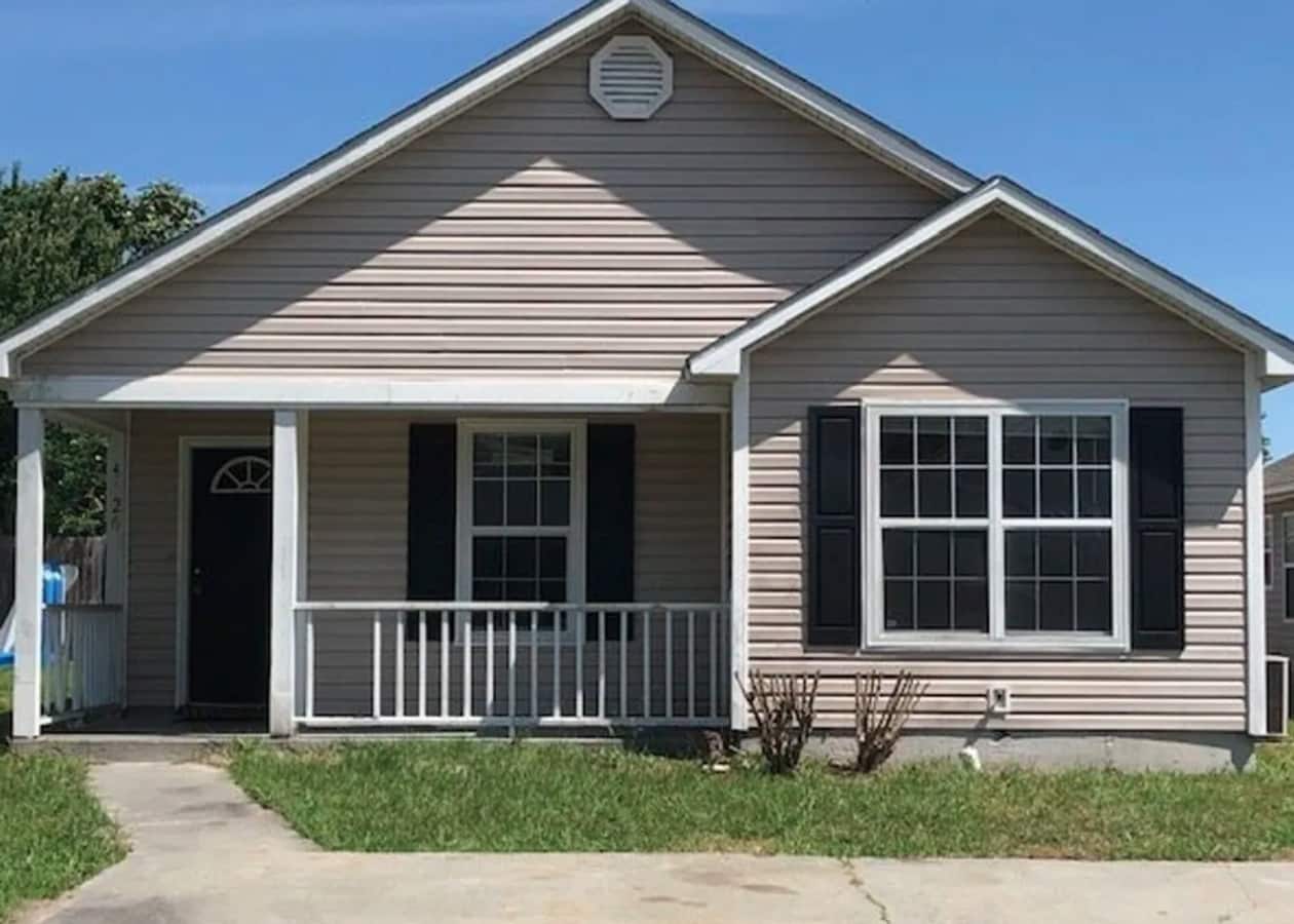 Cozy 3 Bedroom Home with Spacious Kitchen and Private Backyard - Cozy 3 Bedroom Home with Spacious Kitchen and Private Backyard