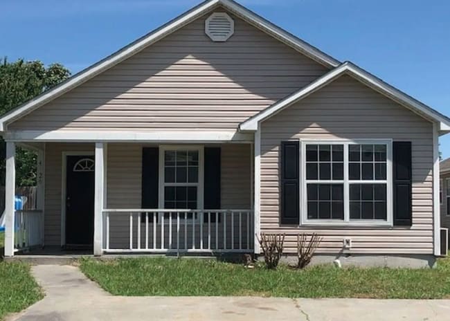 Building Photo - Cozy 3 Bedroom Home with Spacious Kitchen and Private Backyard