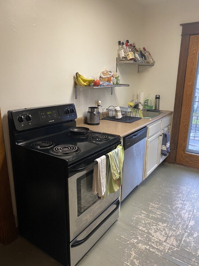 Spacious top floor 4 bed 1 bath by UWEC!
