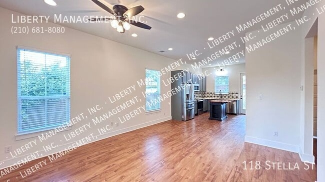 Building Photo - 118 Stella St