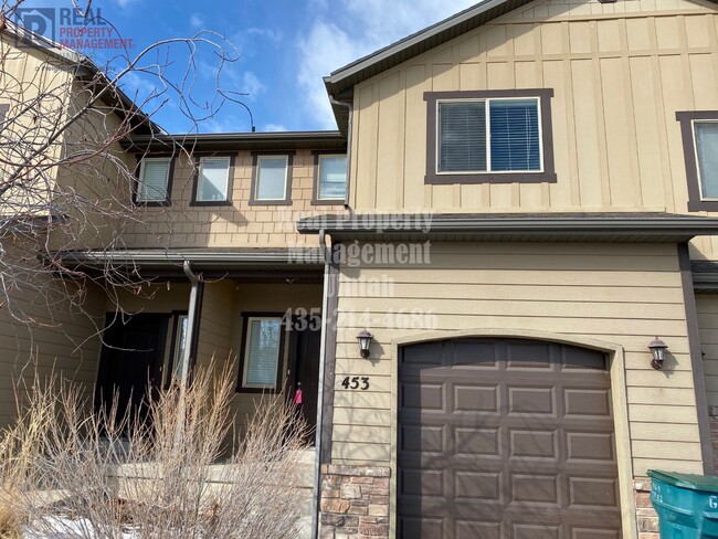 Building Photo - 3 bed 2.5 bath townhome in Fox Run