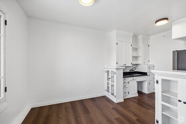 Studio - 550SF - Dining Room