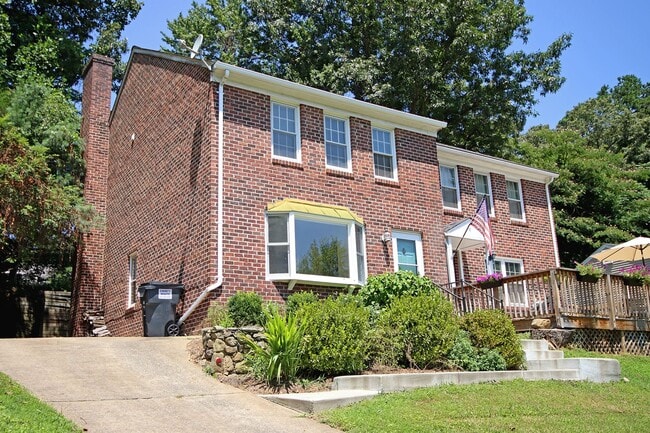 Building Photo - Brick Duplex With Convenient Rio Rd Location
