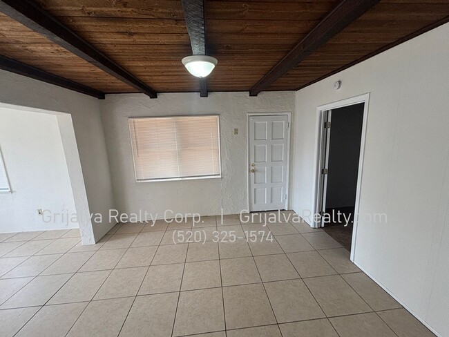 Photo - 2020 N Madelyn Ave Unidad 2020