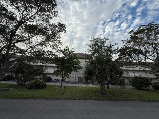 Building Photo - 3531 NW 50th Ave Unit 611