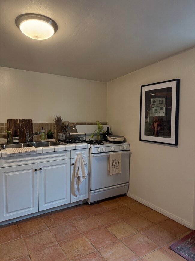Kitchen - 922 Milwood Ave Unit Back