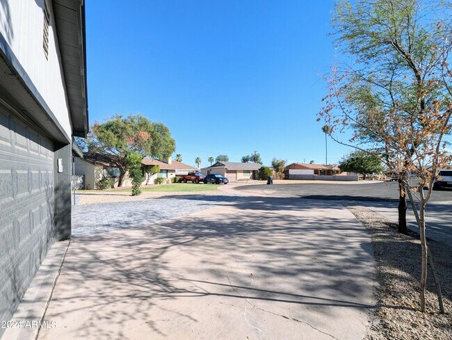 Photo - 121 N Flint Cir