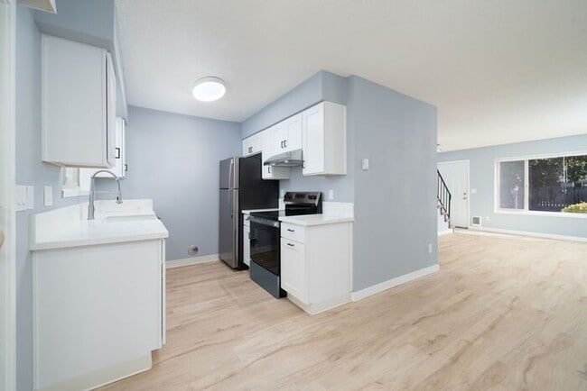 Building Photo - Recently remodeled 2 bedroom 1 bath unit! ...