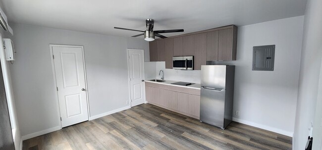 750 N Hayworth-21