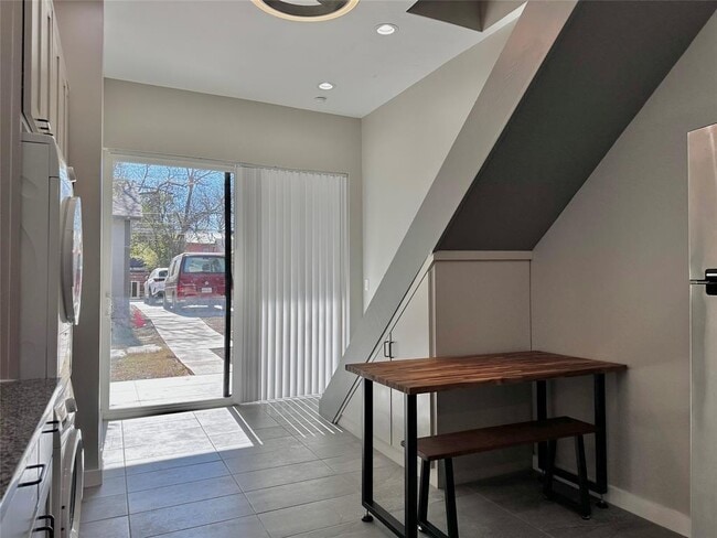 Photo - 914 E 39th St