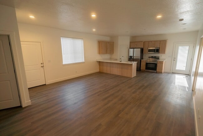 Photo - Luxury 5 Bedroom 3 Bath with Upscale Ameni...