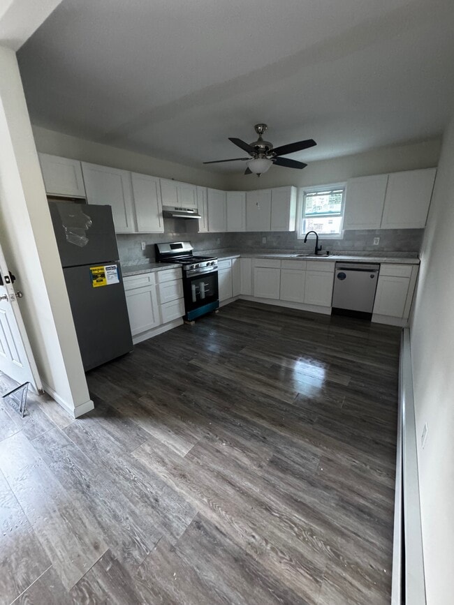 Building Photo - 23 Old Lake Rd Unit Apartment 4