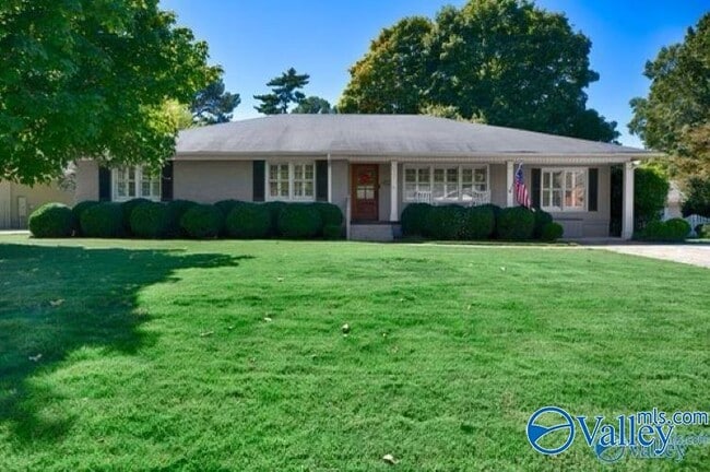 Photo - 1302 Cleermont Dr SE House