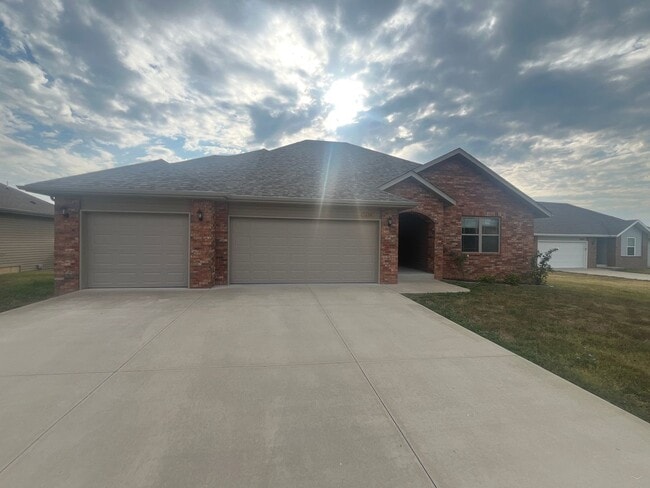 Building Photo - Sit Back, Relax. Your New home Awaits in R...