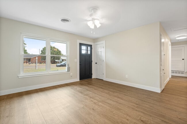 Photo - 5223 41st St