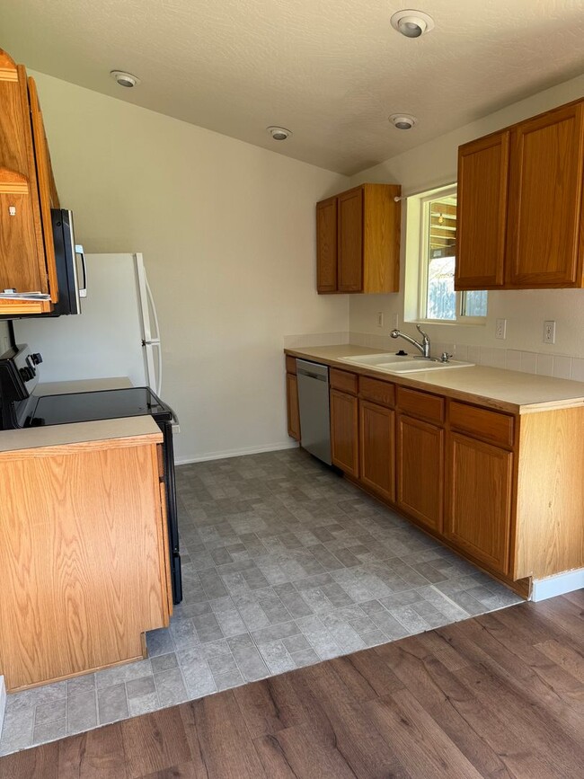 Photo - 692 N 1st St