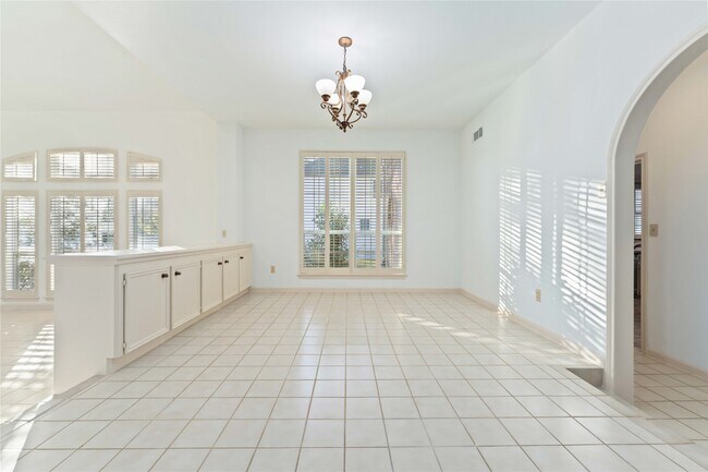 Photo - 86 Heathrow Ln