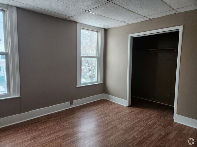 Building Photo - 96 W Oneida St Rental