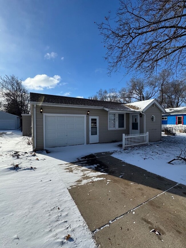 Building Photo - Two Bedroom One Bathroom Home in Machesney Park $1,395.00