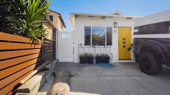 Building Photo - Chi110 Unit C