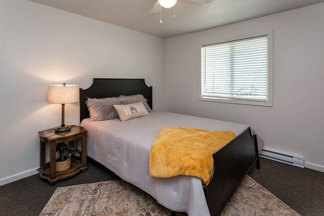 Building Photo - 3 Bedroom, Single-story Townhomes for rent in Des Moines IA Unit 3813 E. 27th St