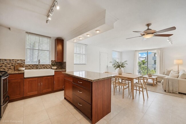 Building Photo - 1801 S Treasure Dr Unit 421