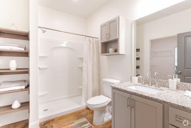 1BR, 1BA - 724SF A1C- Bathroom