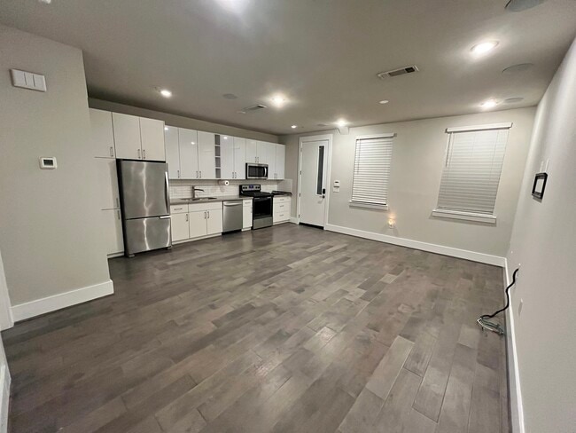 Building Photo - 2401 Crawford St Unit B107