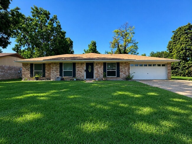 Building Photo - Bellaire Home!