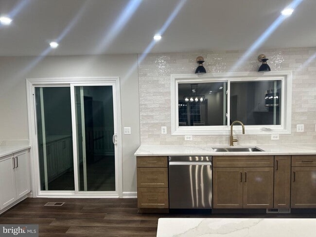 Photo - 5016 Lambsgate Ln