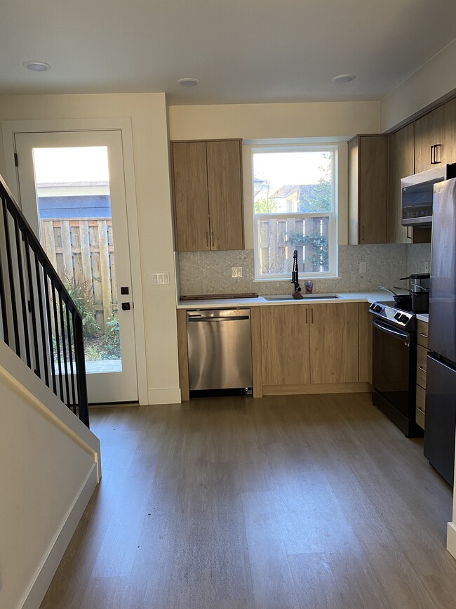 Building Photo - 7519 N Clarendon Ave Unit 4 Rental
