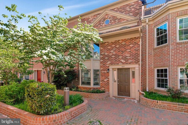 Photo - 609 N Tazewell St Townhome