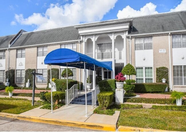 Building Photo - 2700 Bellefontaine Unit B9